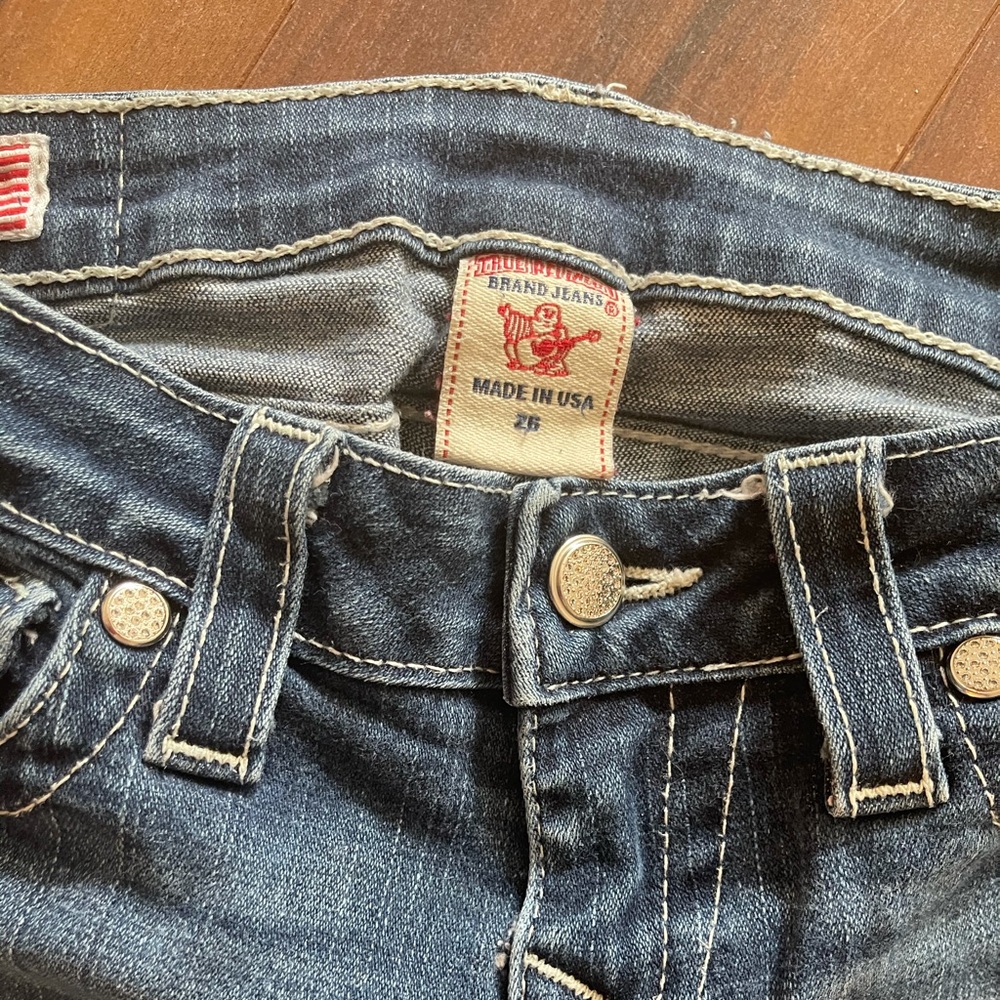 True Religion 26 waist jeans has stretch